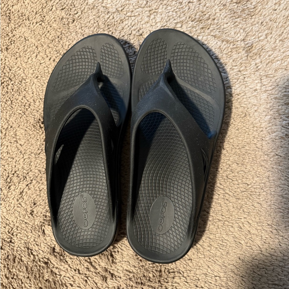 Oofos Black Flip Flop Sandals - Picture 3 of 5